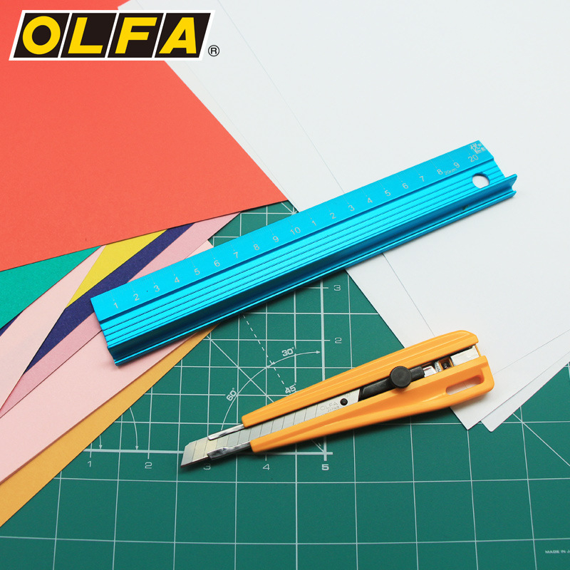 Mali kancelarijski nož Olfa ailiva 300, oštrica 0.38×90×130 mm, materijal karbonska čelika, neto težina 85 g