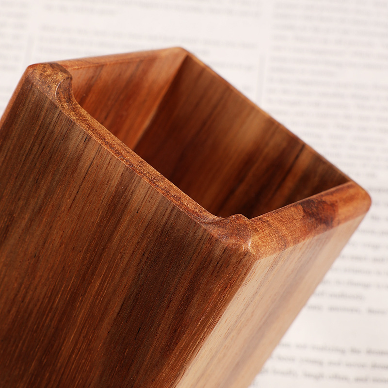 Fából készült tolltartó és asztali rendező, modell K80022, négyzetes formájú, anyag: fa