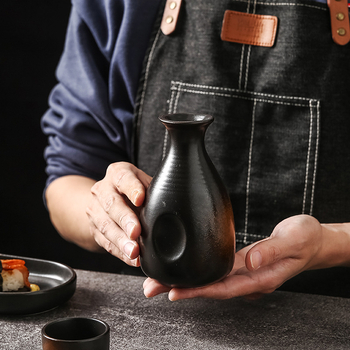 Set de sake din porțelan în stil japonez, format dintr-un pot și patru cești, cinci piese, design modern minimalist, cu logo imprimat