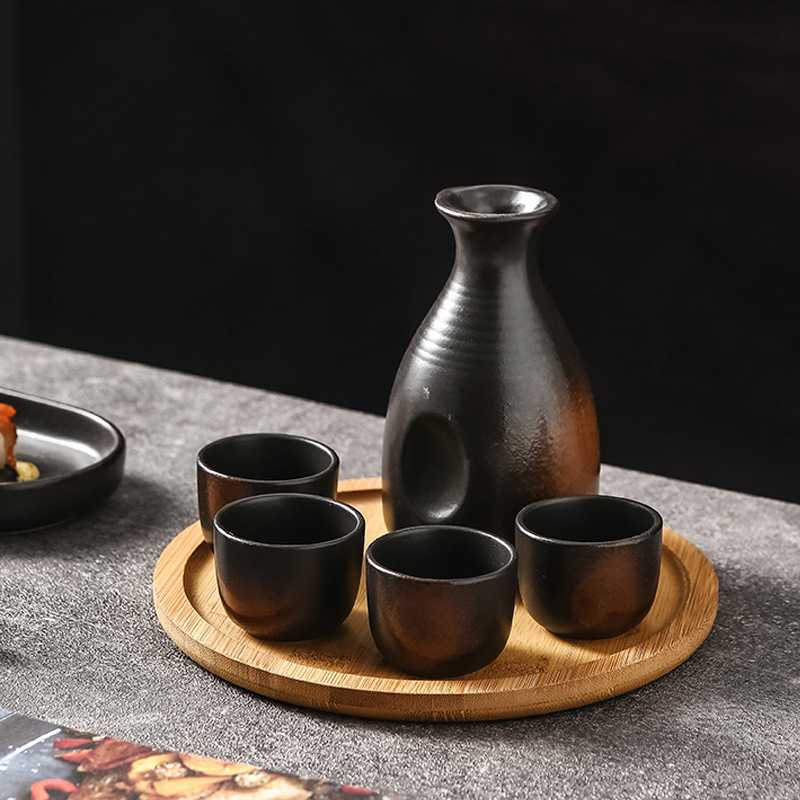 Set de sake din porțelan în stil japonez, format dintr-un pot și patru cești, cinci piese, design modern minimalist, cu logo imprimat