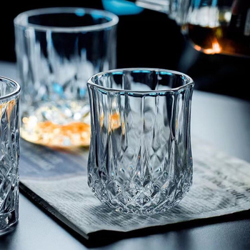 Pahar din sticlă temperată pentru băuturi spirtoase – stil minimalist modern, potrivit pentru baruri