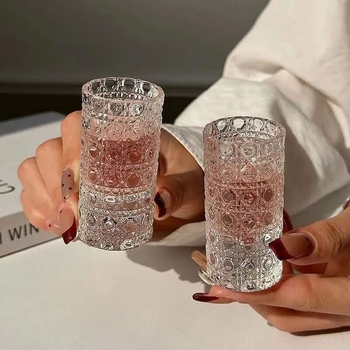Pahar de vin cu textură ciocănită și relief, stil INS, capacitate peste 1000 ml