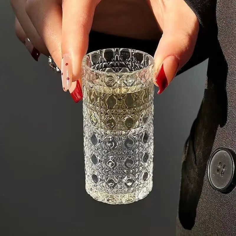 Pahar de vin cu textură ciocănită și relief, stil INS, capacitate peste 1000 ml