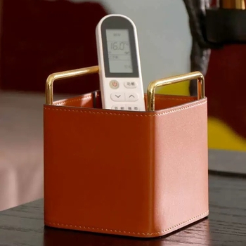 Stolna kutija za pohranu od PU kože i metala, model YZ-5610, kapacitet 1 L, namijenjena daljinskim upravljačima, uredskom materijalu i telefonima.