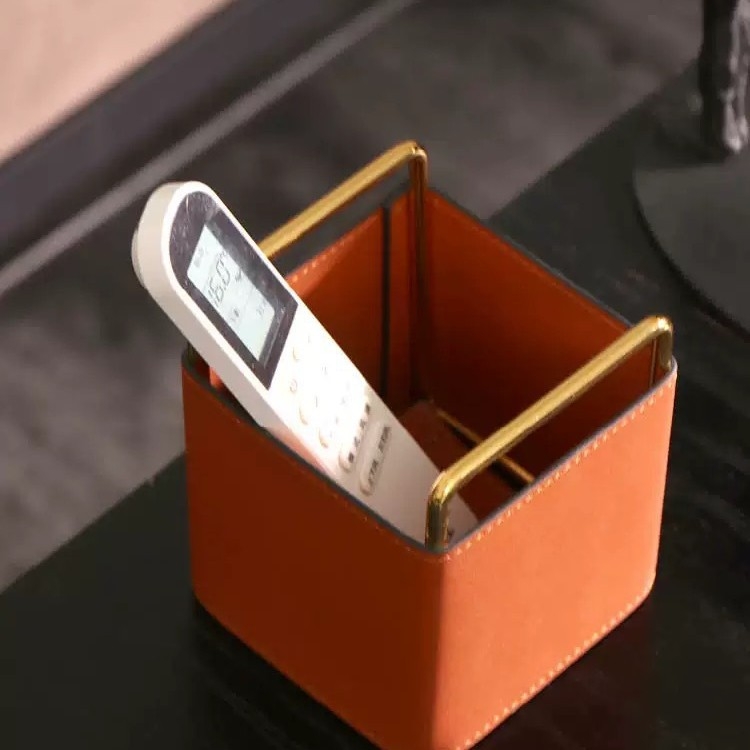 Stolna kutija za pohranu od PU kože i metala, model YZ-5610, kapacitet 1 L, namijenjena daljinskim upravljačima, uredskom materijalu i telefonima.