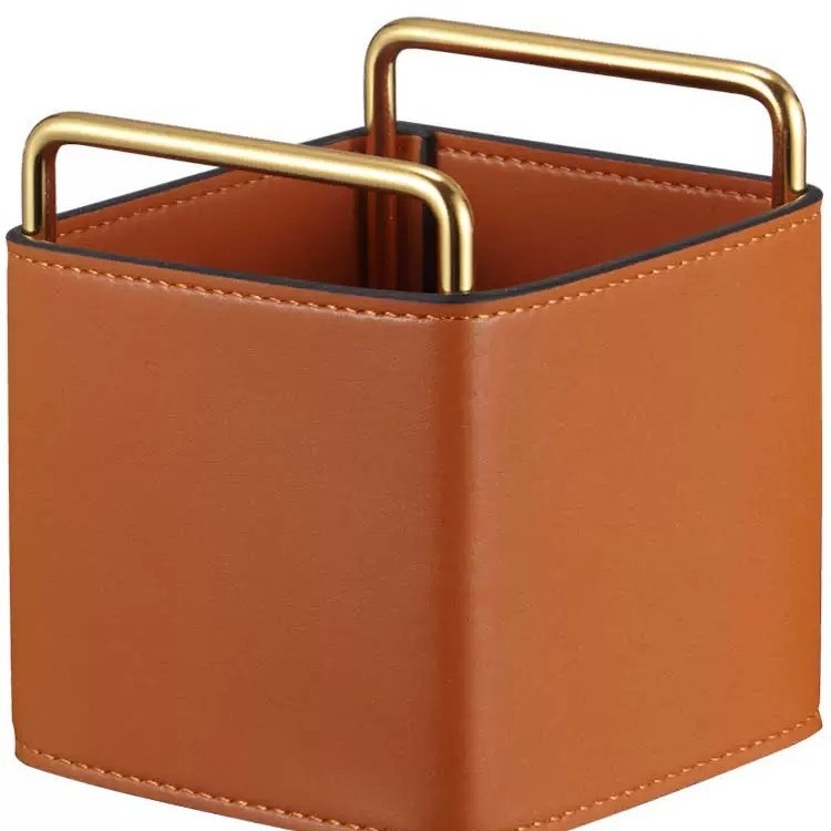 Stolna kutija za pohranu od PU kože i metala, model YZ-5610, kapacitet 1 L, namijenjena daljinskim upravljačima, uredskom materijalu i telefonima.