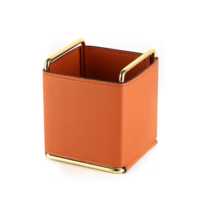 Stolna kutija za pohranu od PU kože i metala, model YZ-5610, kapacitet 1 L, namijenjena daljinskim upravljačima, uredskom materijalu i telefonima.