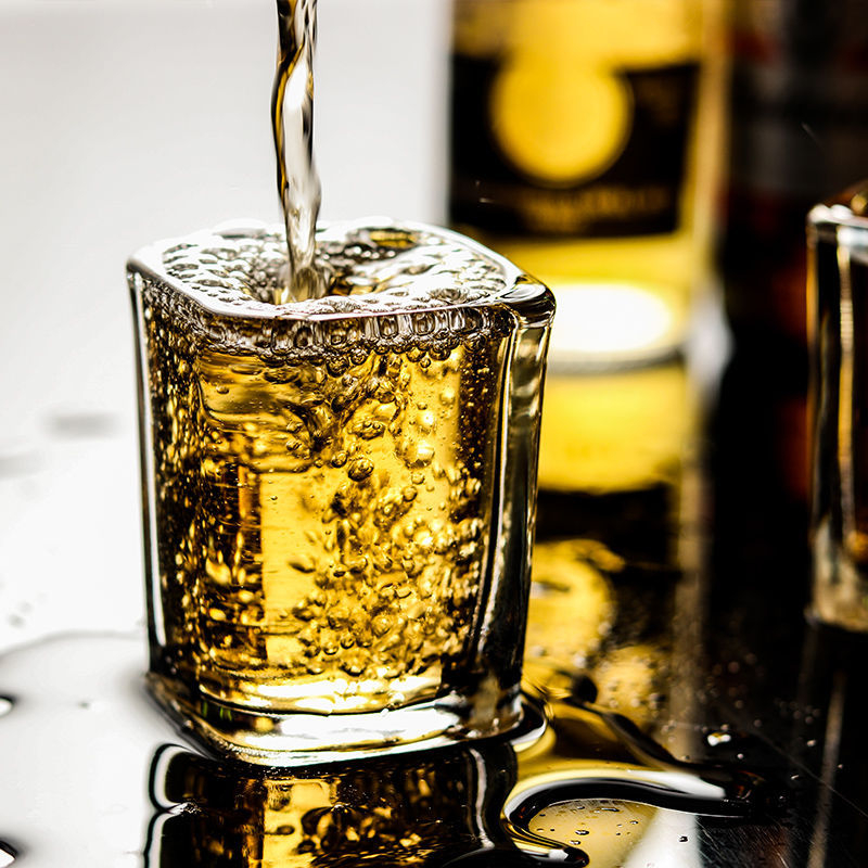 Kvadratni set staklenih čaša: čaše za pivo, viski, vino, vodu i čaj – za bar i kućnu upotrebu, moderni minimalistički stil