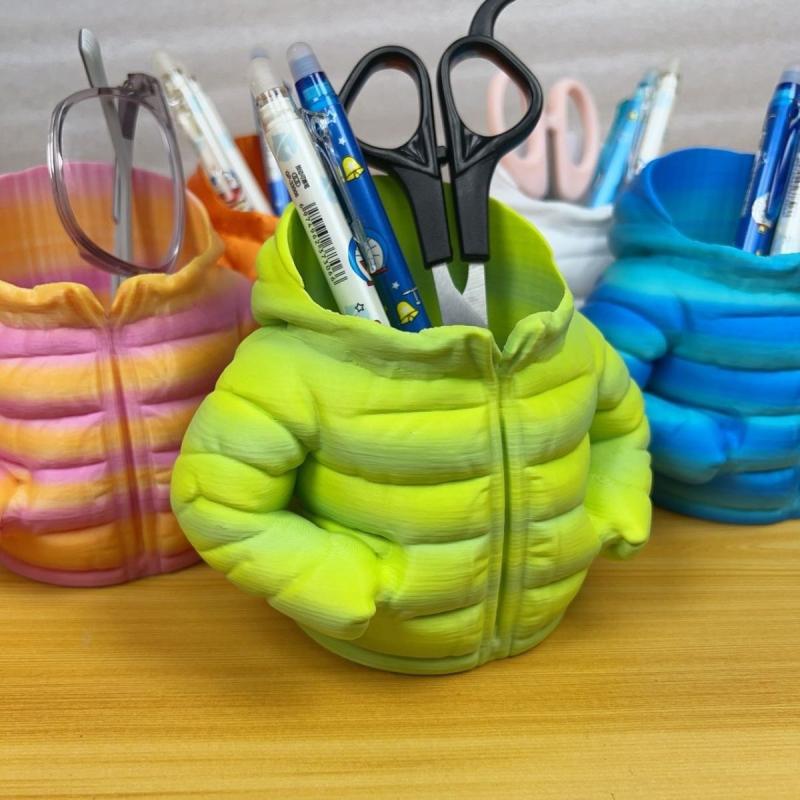 3D ispisani stolni organizator s kvadratnom podmetačom za čašu i držačem za olovke – plastični, s gumbom