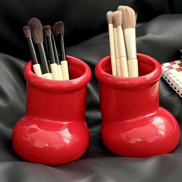 Držač olovke u obliku čizme - plastični, kružni oblik, moguć otisak logotipa (Brend: otter; Broj proizvoda: YJ-1020454359; Model: Other; Materijal: plastika; Oblik: kružni)