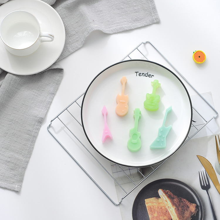 Gitár alakú szilikon sütőforma – csokoládé és sütemények (Anyag: szilikon; Használat: sütés; Kategória: sütőformák)