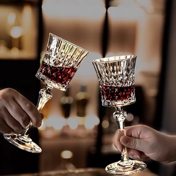 Borospohár: modern minimalista stílus, 12 zodiákus motívum; Kapacitás 101–200 ml; Anyag: üveg; Testreszabás elérhető; Csomagolás: papírdoboz