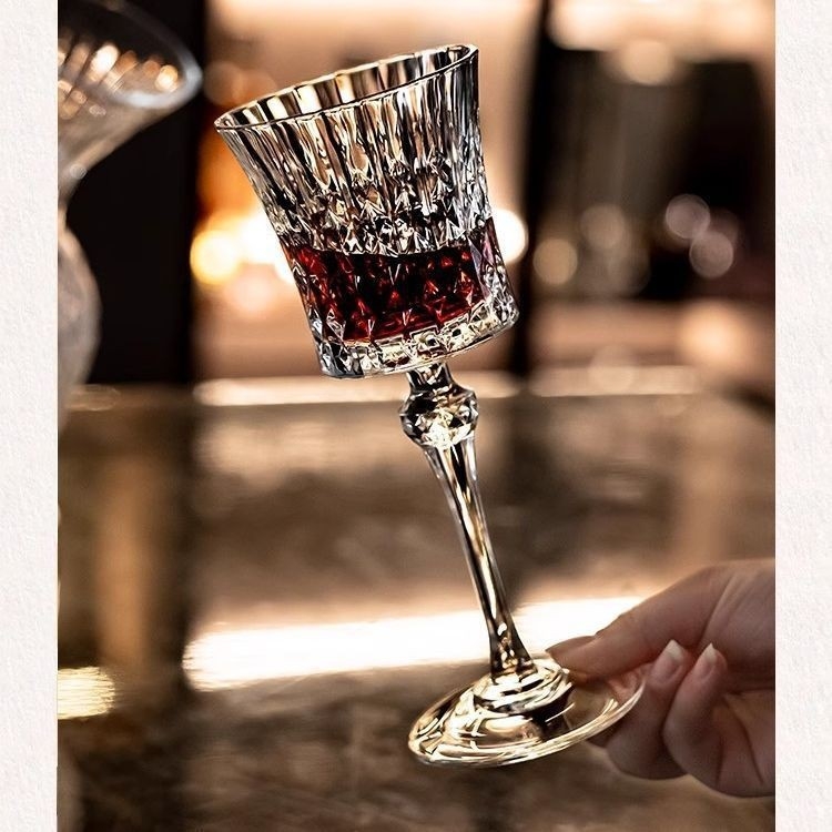 Borospohár: modern minimalista stílus, 12 zodiákus motívum; Kapacitás 101–200 ml; Anyag: üveg; Testreszabás elérhető; Csomagolás: papírdoboz