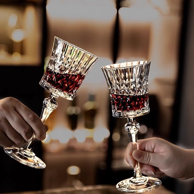 Borospohár: modern minimalista stílus, 12 zodiákus motívum; Kapacitás 101–200 ml; Anyag: üveg; Testreszabás elérhető; Csomagolás: papírdoboz