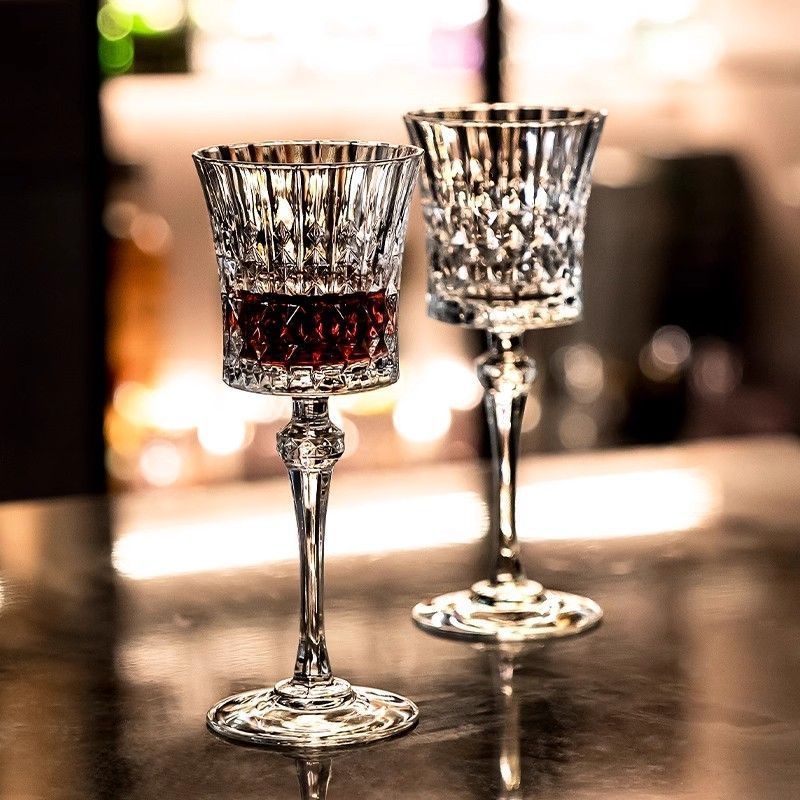 Borospohár: modern minimalista stílus, 12 zodiákus motívum; Kapacitás 101–200 ml; Anyag: üveg; Testreszabás elérhető; Csomagolás: papírdoboz