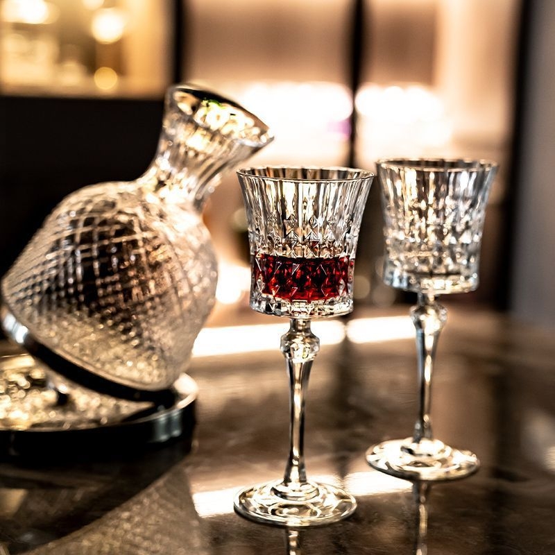 Borospohár: modern minimalista stílus, 12 zodiákus motívum; Kapacitás 101–200 ml; Anyag: üveg; Testreszabás elérhető; Csomagolás: papírdoboz