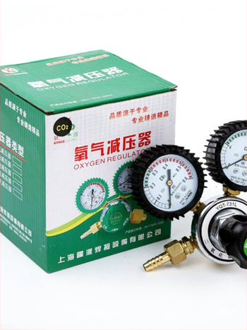 CO2 regulátor pre domáce varenie piva s manometrom a poistným ventilom