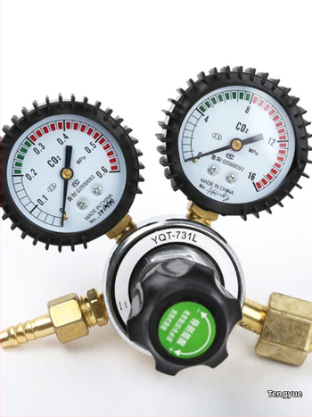 CO2 regulátor pre domáce varenie piva s manometrom a poistným ventilom