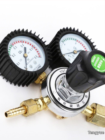 CO2 regulátor pre domáce varenie piva s manometrom a poistným ventilom