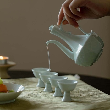 Gravirani keramički set za sake u japanskom stilu — 5-dijelni set (1 posuda + 4 čaše), moderni minimalistički dizajn, kutija za poklon