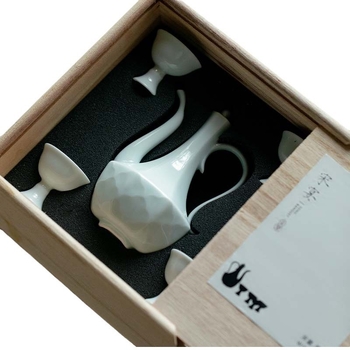 Gravirani keramički set za sake u japanskom stilu — 5-dijelni set (1 posuda + 4 čaše), moderni minimalistički dizajn, kutija za poklon