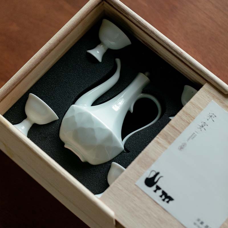 Gravirani keramički set za sake u japanskom stilu — 5-dijelni set (1 posuda + 4 čaše), moderni minimalistički dizajn, kutija za poklon