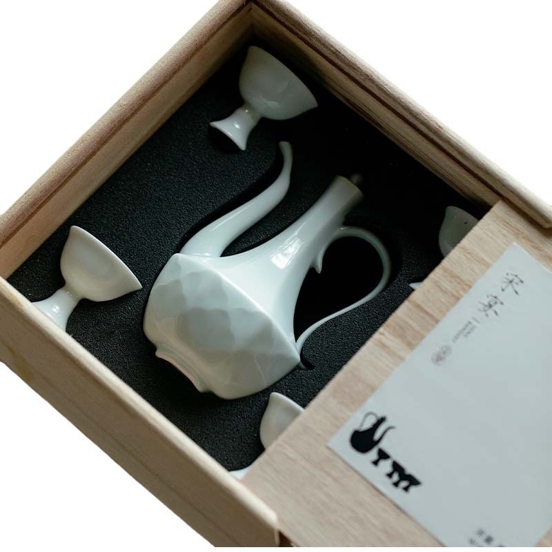 Gravirani keramički set za sake u japanskom stilu — 5-dijelni set (1 posuda + 4 čaše), moderni minimalistički dizajn, kutija za poklon