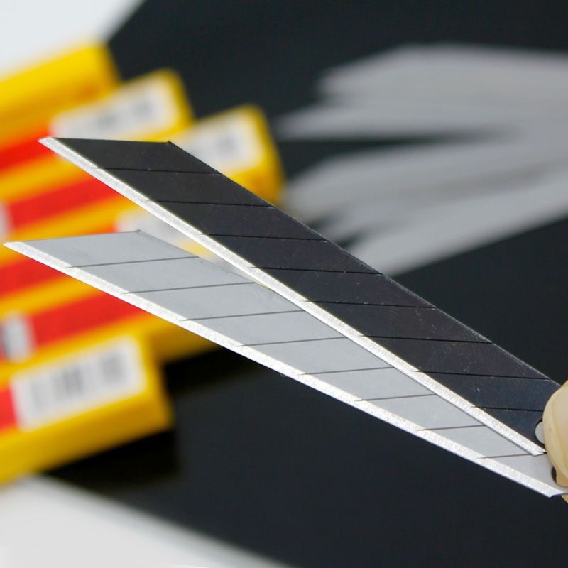 Mali univerzalni nož, model 1361, oštrica od legiranog čelika, dimenzije oštrice 0,4×9×73,4 mm