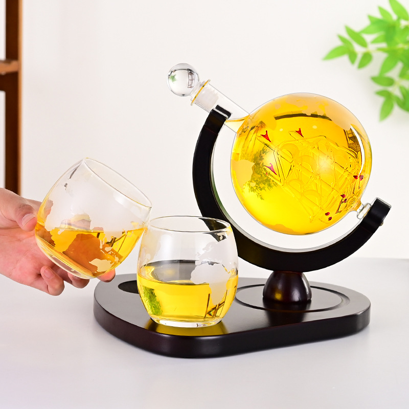 Üvegből készült dekantáló, 801–900 ml űrtartalom, könnyed luxus retro stílus, csomagolás: egy darab, 2013 tavaszán került piacra