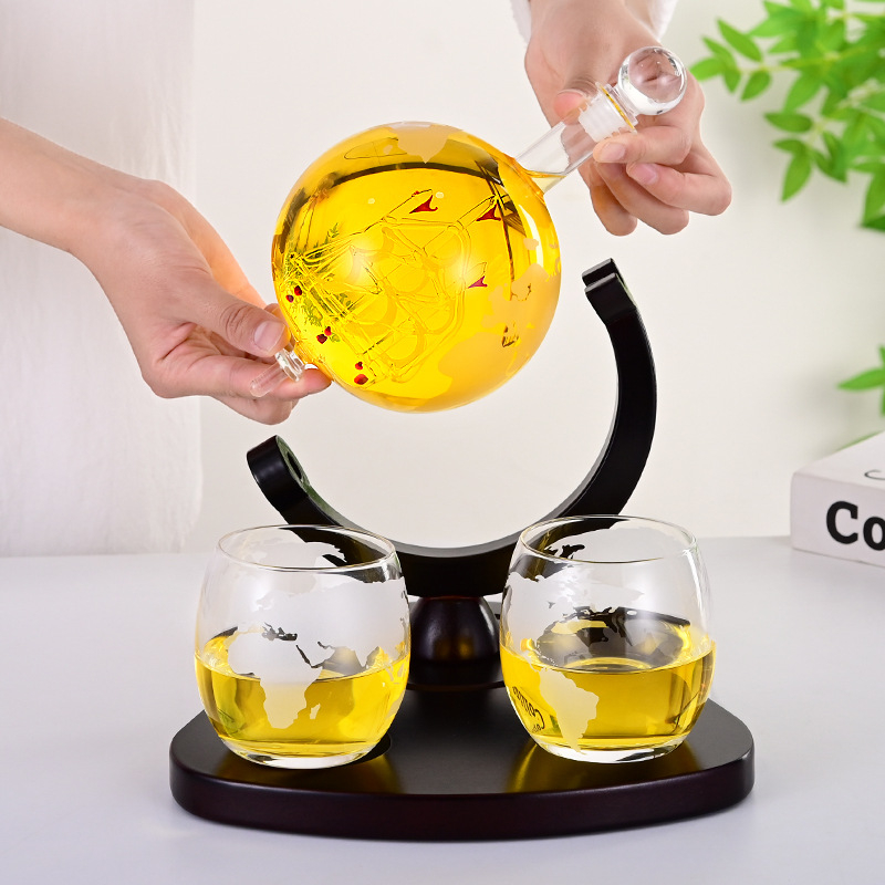 Üvegből készült dekantáló, 801–900 ml űrtartalom, könnyed luxus retro stílus, csomagolás: egy darab, 2013 tavaszán került piacra