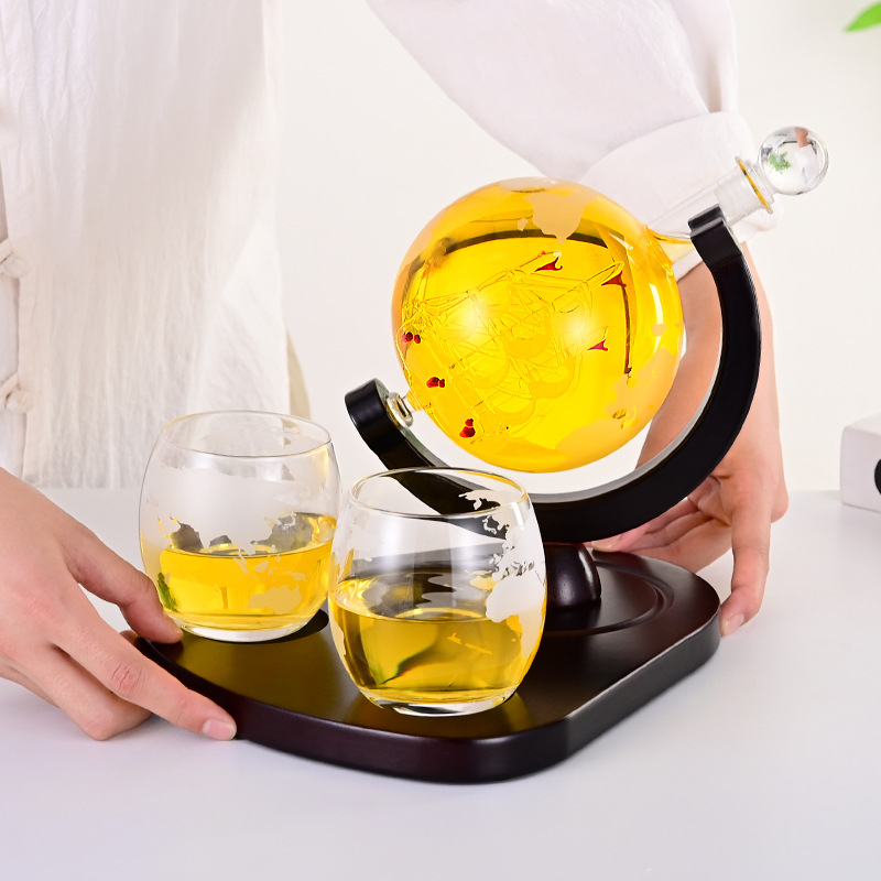 Üvegből készült dekantáló, 801–900 ml űrtartalom, könnyed luxus retro stílus, csomagolás: egy darab, 2013 tavaszán került piacra