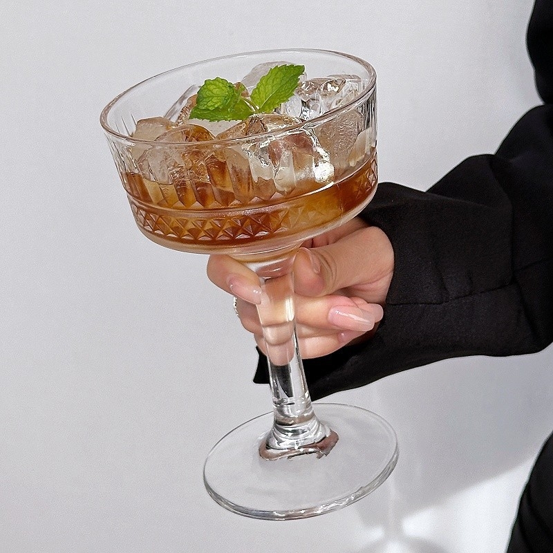 Čaša za koktel, set od 2 komada, staklena, svijetao luksuzni retro dizajn s graviranim uzorkom, pakiranje u papirnatu kutiju