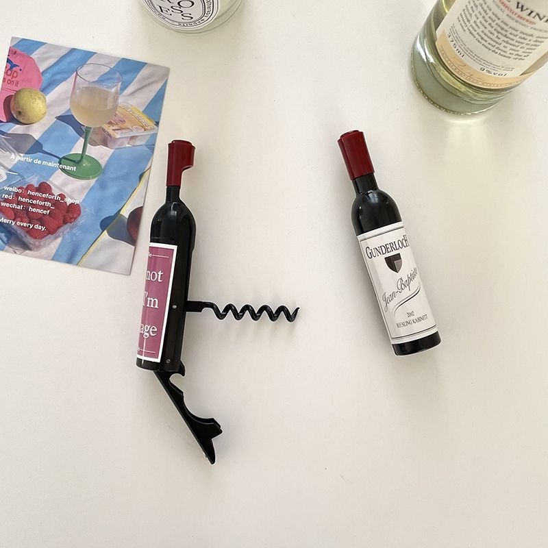 Višestruki otvarač za vino s oblikom boce i magnetskim držačem za hladnjak, plastični