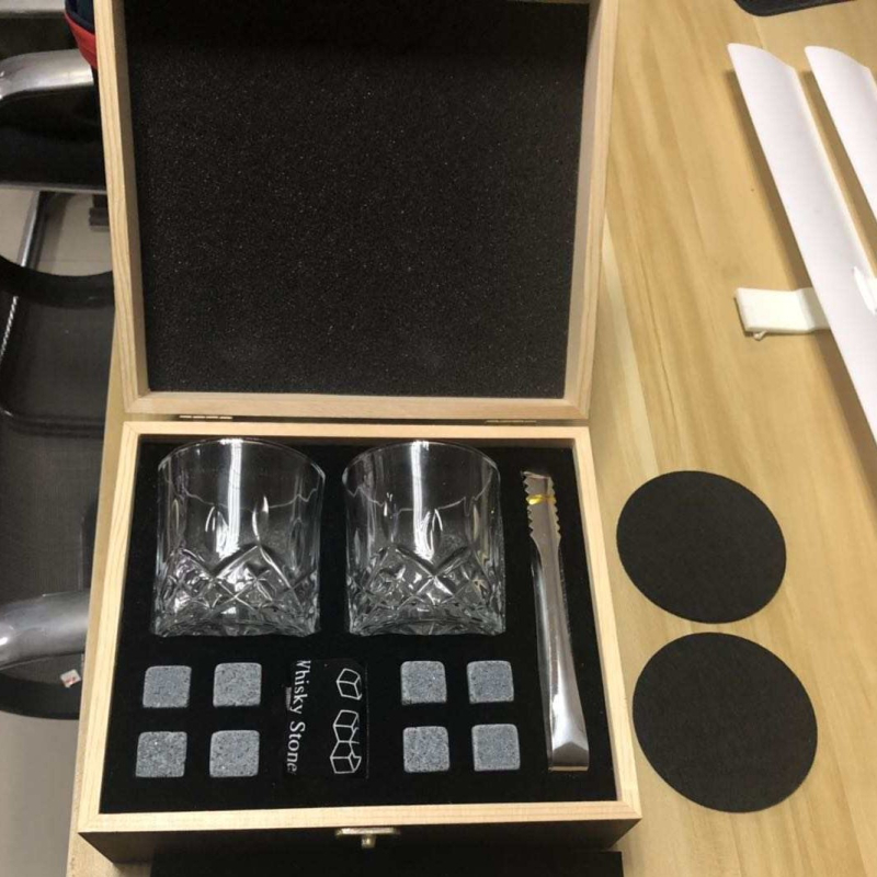 Set kamenčića za led za vino u drvenoj kutiji s čašama od stakla za viski