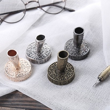 Metalni držač olovke s nagibnim otvorom i ukrasnim rezbarijama, za englesku kaligrafiju