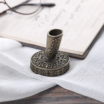 Metalni držač olovke s nagibnim otvorom i ukrasnim rezbarijama, za englesku kaligrafiju