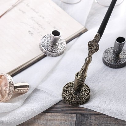 Metalni držač olovke s nagibnim otvorom i ukrasnim rezbarijama, za englesku kaligrafiju