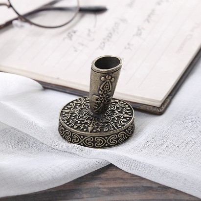 Metalni držač olovke s nagibnim otvorom i ukrasnim rezbarijama, za englesku kaligrafiju