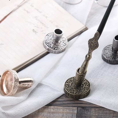 Metalni držač olovke s nagibnim otvorom i ukrasnim rezbarijama, za englesku kaligrafiju