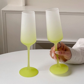 Koktel čaša u francuskom stilu, mat završna obrada; materijal: obično staklo; pakiranje: setovi; logotip: nema.