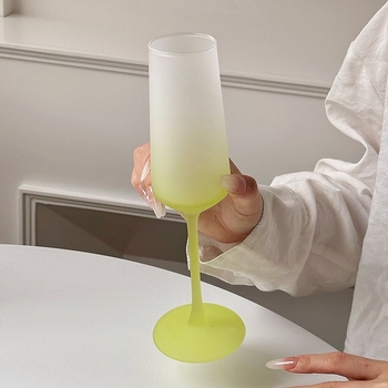 Koktel čaša u francuskom stilu, mat završna obrada; materijal: obično staklo; pakiranje: setovi; logotip: nema.