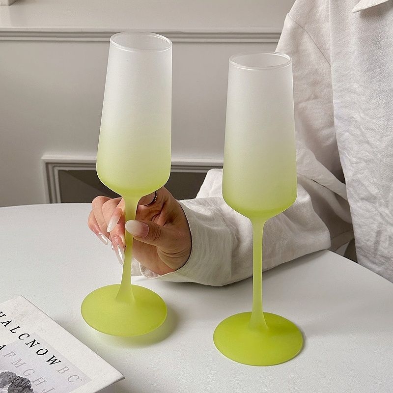 Koktel čaša u francuskom stilu, mat završna obrada; materijal: obično staklo; pakiranje: setovi; logotip: nema.