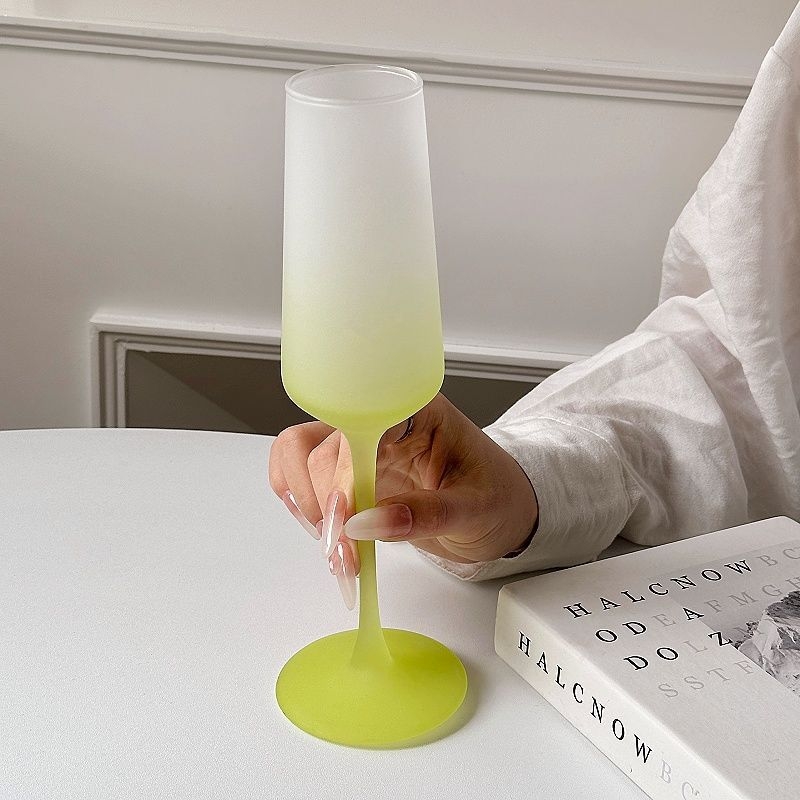 Koktel čaša u francuskom stilu, mat završna obrada; materijal: obično staklo; pakiranje: setovi; logotip: nema.