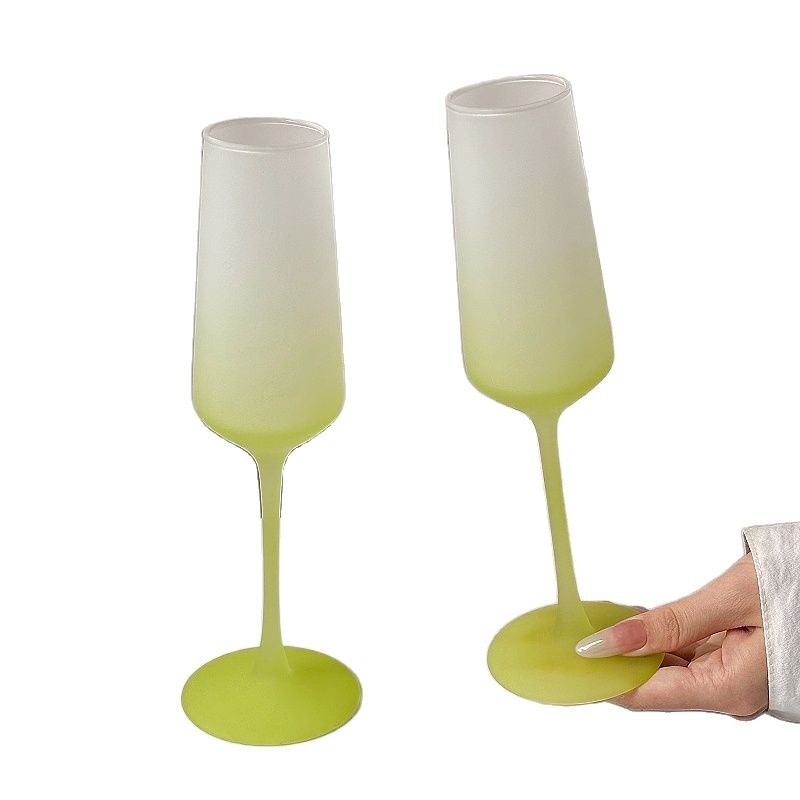 Koktel čaša u francuskom stilu, mat završna obrada; materijal: obično staklo; pakiranje: setovi; logotip: nema.