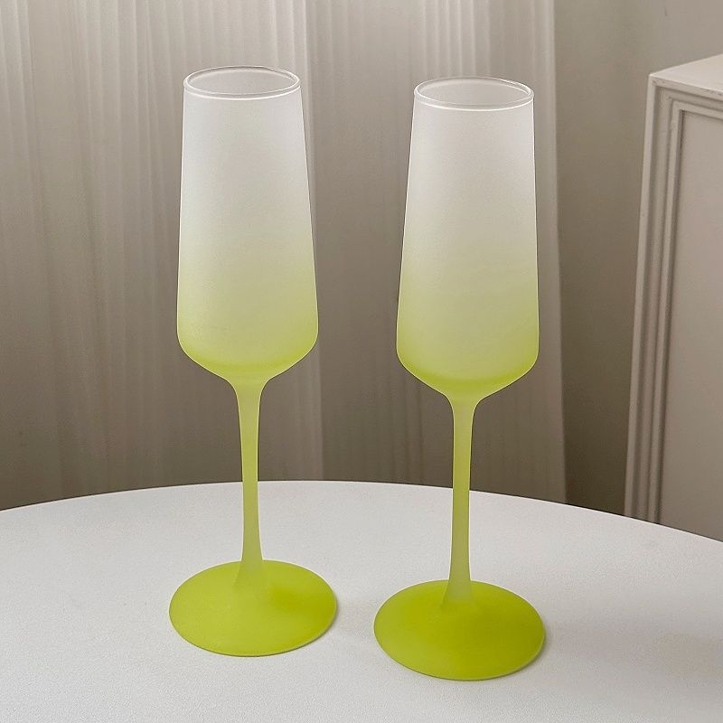 Koktel čaša u francuskom stilu, mat završna obrada; materijal: obično staklo; pakiranje: setovi; logotip: nema.