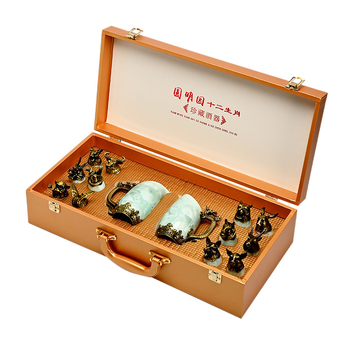 Porcelánból készült, kristályos mázzal bevont tizenkét zodiákus motívumos boros készlet, dupla adagolóval, tizenkét pohárral, fémbázissal és bőr ajándékdobozzal