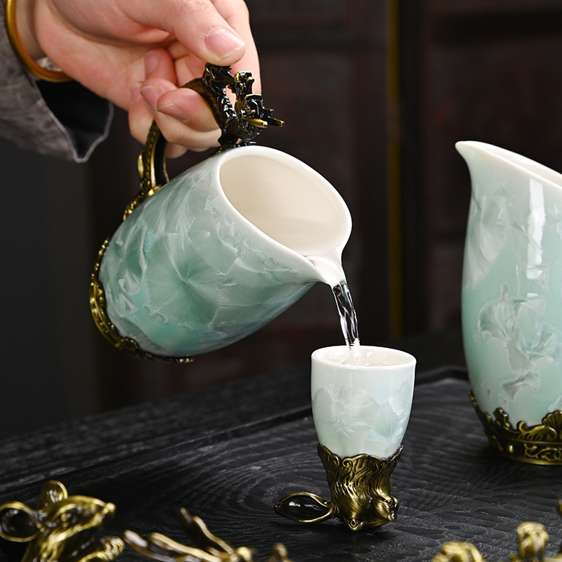 Porcelánból készült, kristályos mázzal bevont tizenkét zodiákus motívumos boros készlet, dupla adagolóval, tizenkét pohárral, fémbázissal és bőr ajándékdobozzal