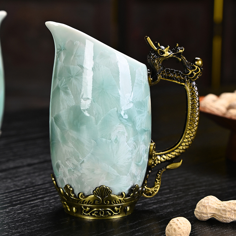 Porcelánból készült, kristályos mázzal bevont tizenkét zodiákus motívumos boros készlet, dupla adagolóval, tizenkét pohárral, fémbázissal és bőr ajándékdobozzal