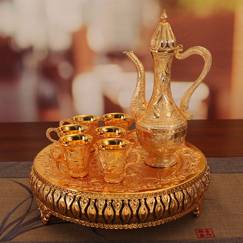 Set de accesorii pentru vin – Luxos, 8 piese, cu 6 pahare, 1 carafă și 1 farfurie – Stil Retro Lux