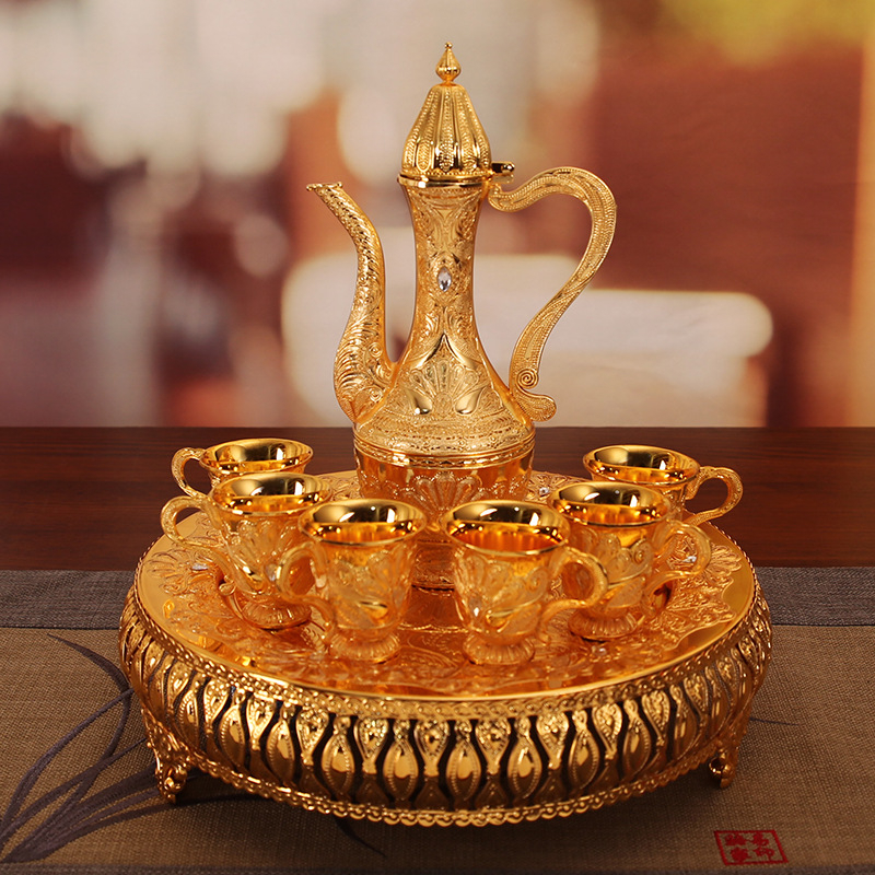 Set de accesorii pentru vin – Luxos, 8 piese, cu 6 pahare, 1 carafă și 1 farfurie – Stil Retro Lux